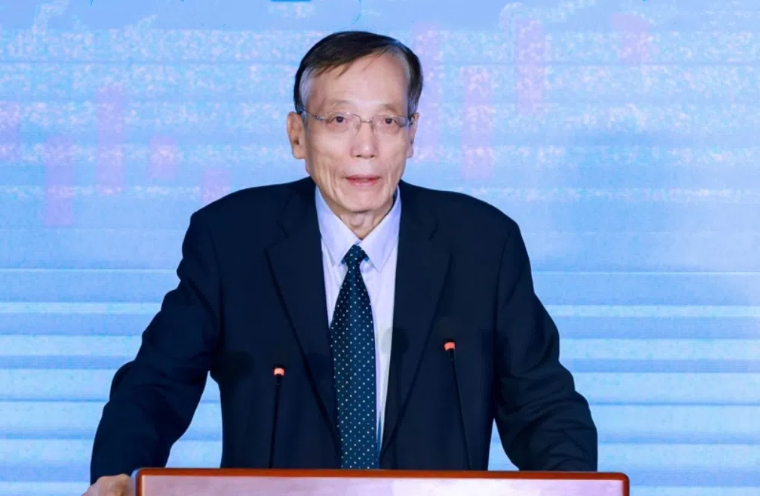 刘世锦：《中国低碳绿色产业面临挑战与机遇并存》