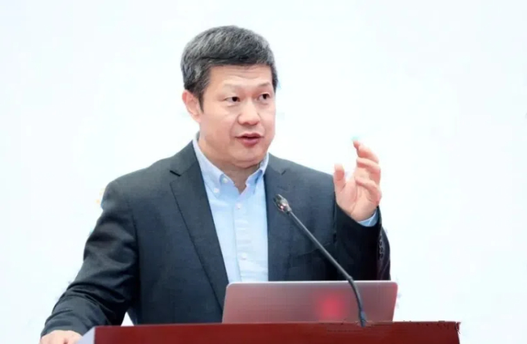 黄群慧：《以新发展理念，引领现代化产业体系建设》