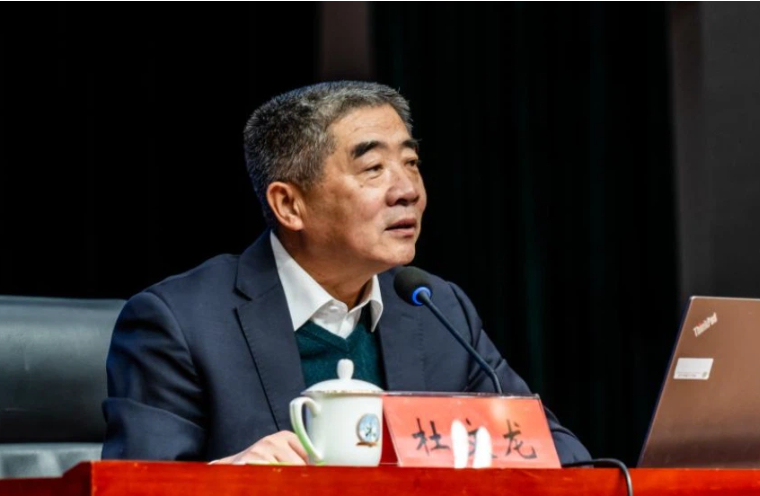 杜文龙：《中国空战体系的建成与崛起》