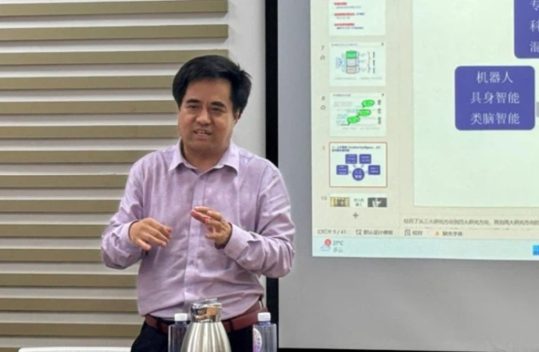 张金昌：《充分挖掘及发挥数字经济的独特优势》