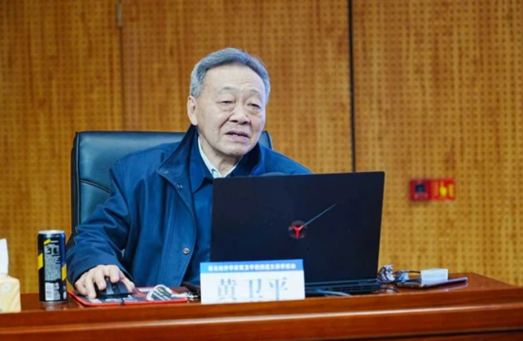 黄卫平：《复杂经济环境下，企业如何突围》