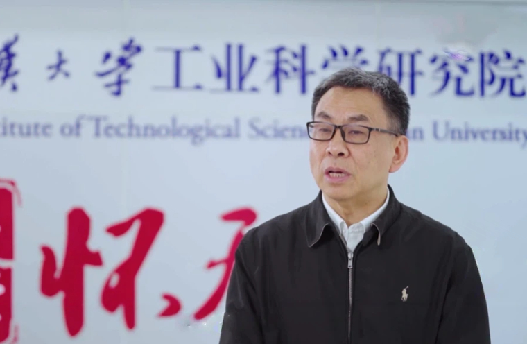 刘胜：《人形机器人需要“大脑”与“小脑”精密协作》