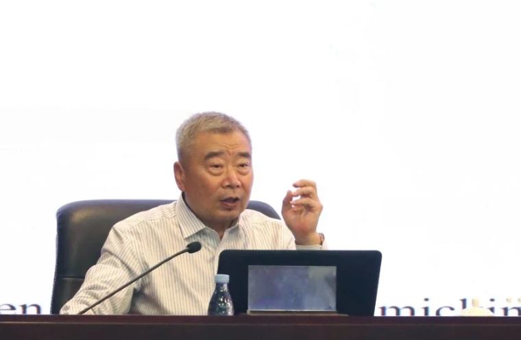 冯守华：《企业要加大科技研发的创新力度》